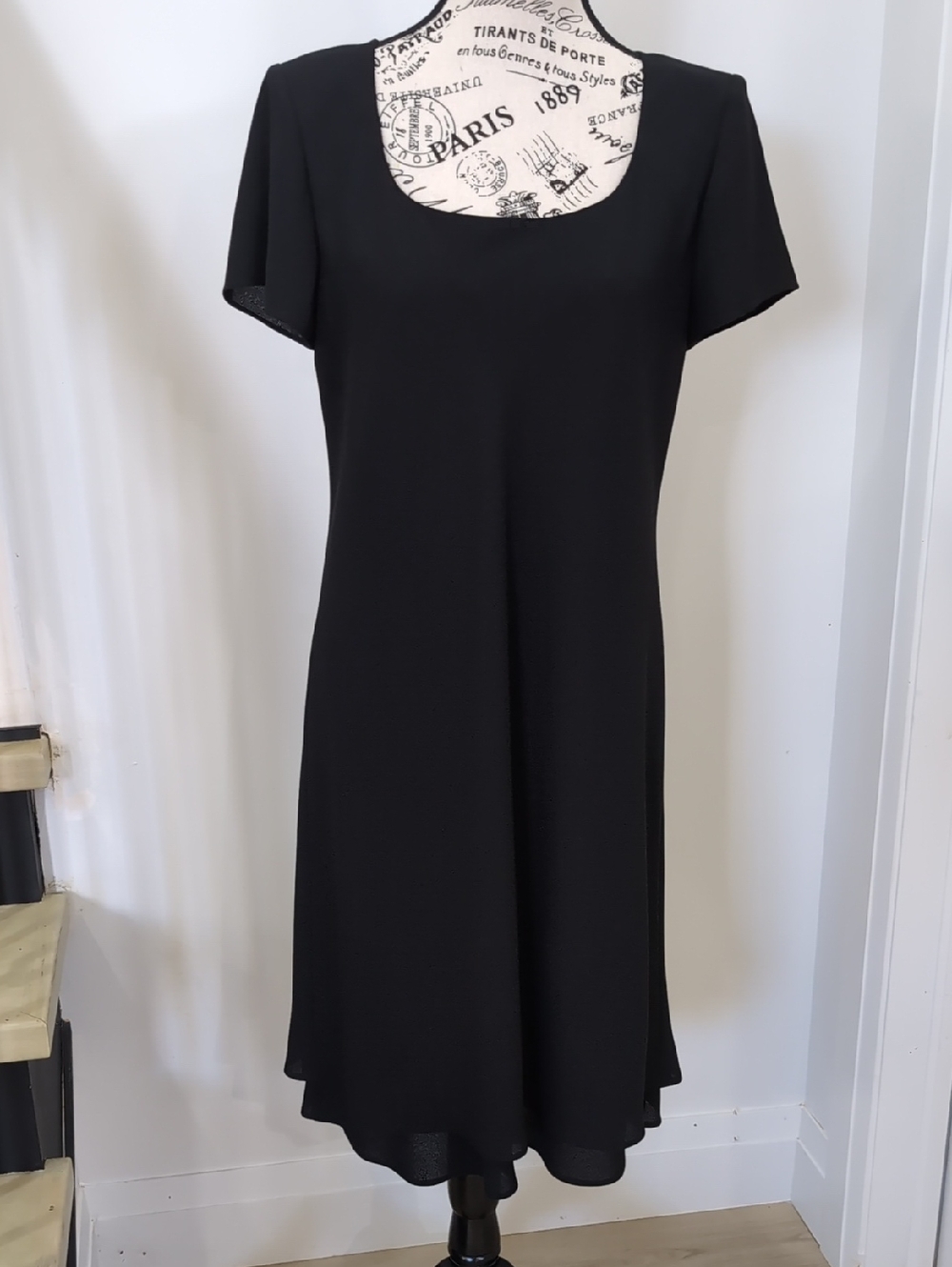 JONES WEAR | Women's Black Short Sleeved Fully Lined Tiered Midi Dress